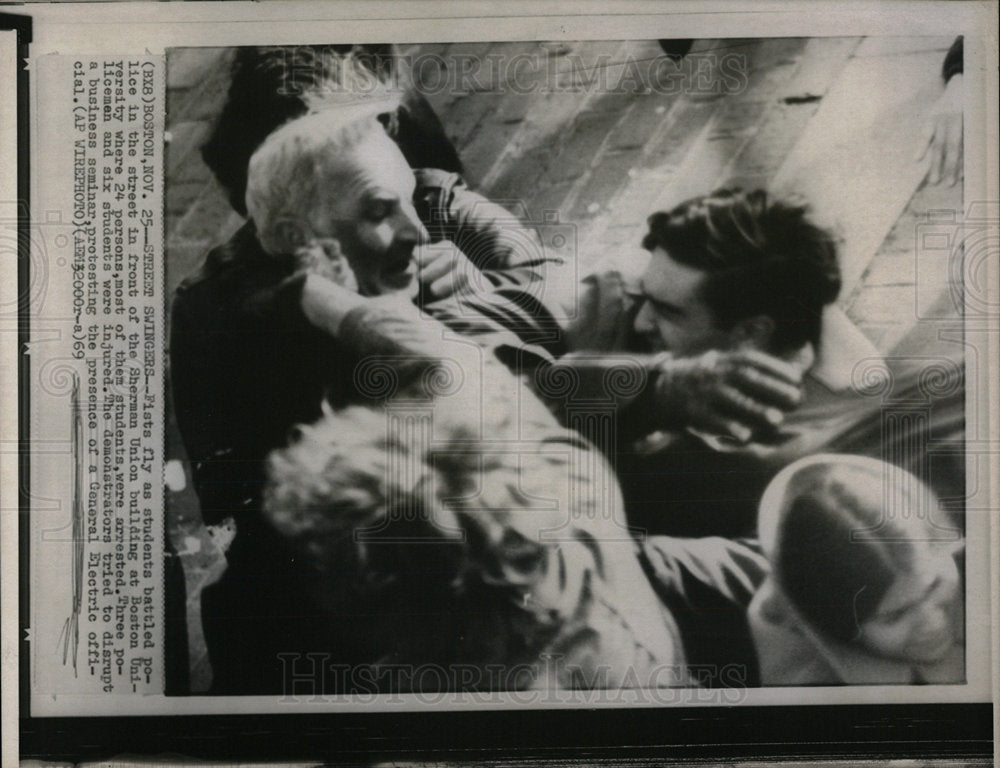 1969 Press Photo Fists fly Sherman Union building - Historic Images