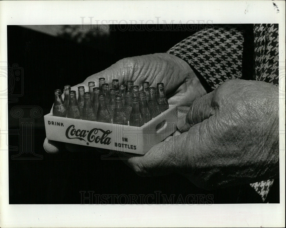 1981 Press Photo This Tiny Carton Coca Cola Bottles - Historic Images