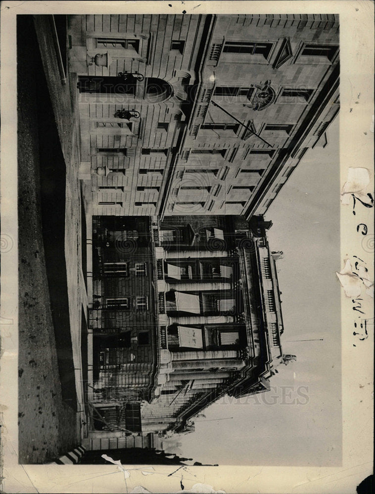 1934 Press Photo US Embassy Paris Enraged Mob Bullets - Historic Images