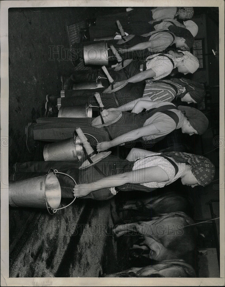 1958 Press Photo Kempten Germany Bavarian Milkmaids - Historic Images