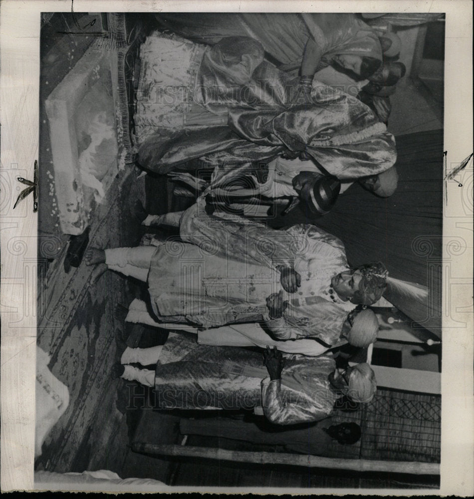 1961 Press Photo Bride Sari Veil Golebagh Palace India - Historic Images