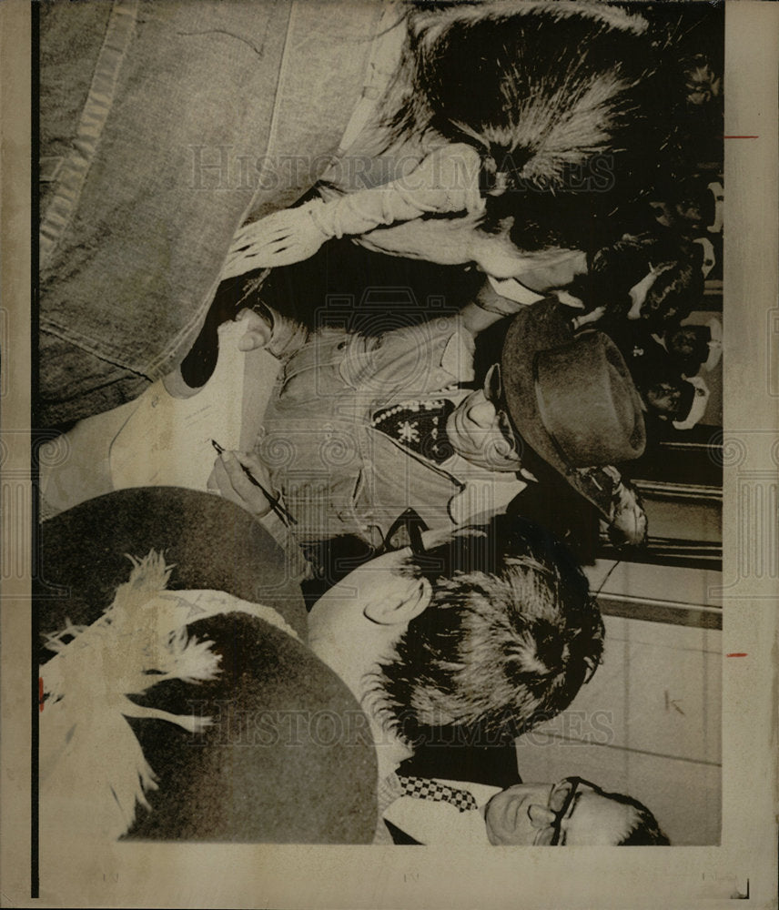 1974 Press Photo Frank James signs treaty - Historic Images