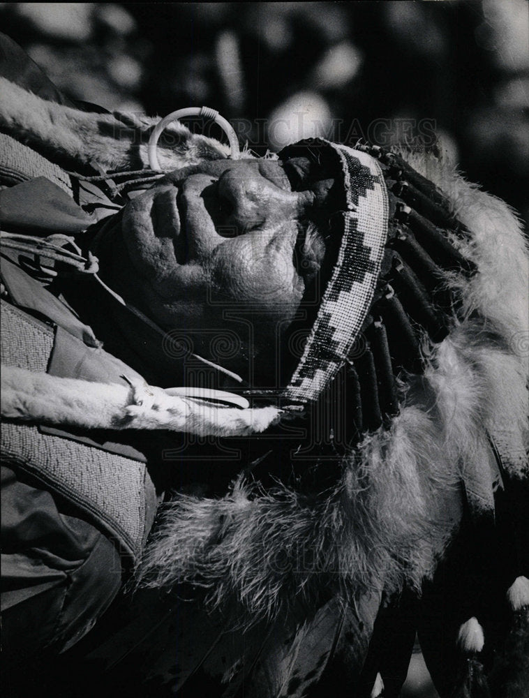 1974 Press Photo Native American Wearing Headdress - Historic Images