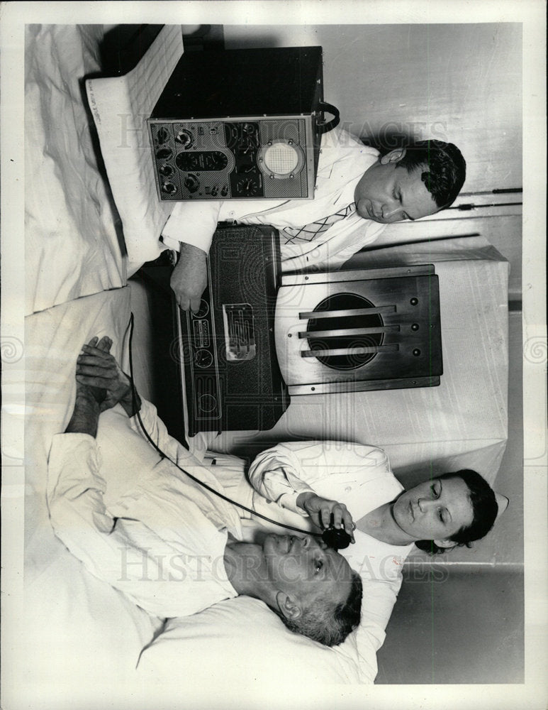 Press Photo Buzzing in Ear is Guest Star - Historic Images