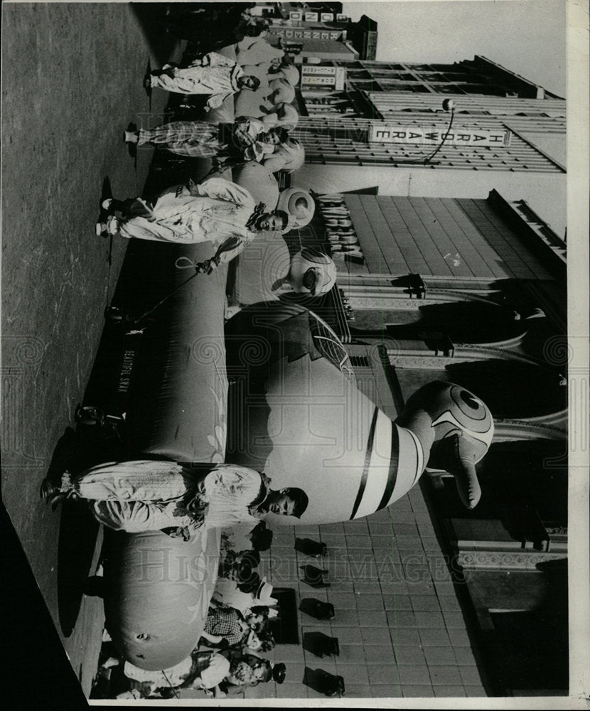 1961 Press Photo Santa Claus parade balloon tells swan - Historic Images