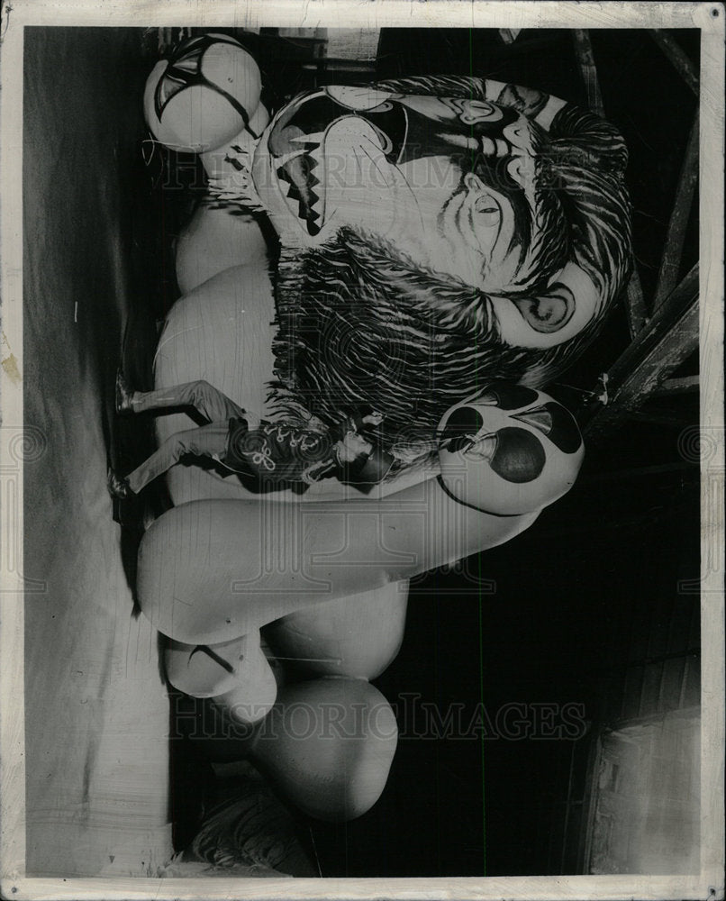 1960 Press Photo  50-foot Lion Balloon for Parade - Historic Images