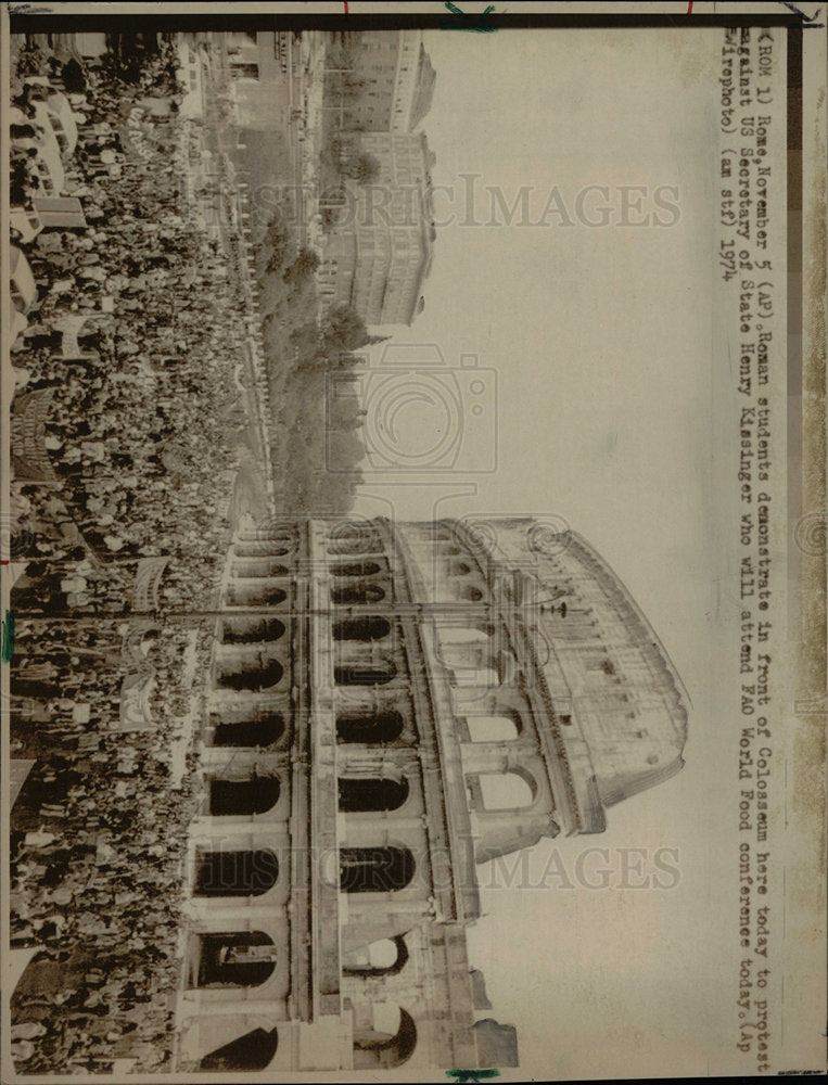 1974 Press Photo Henry Kissinger students Colosseum - Historic Images