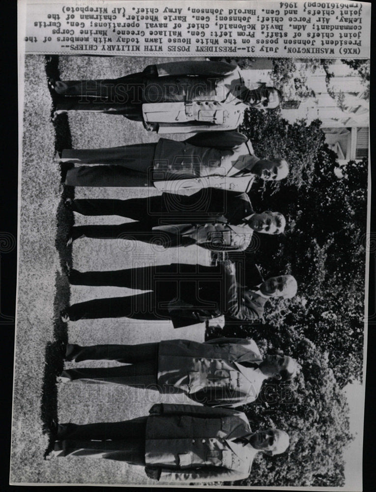 1964 Press Photo President Johnson Poses W/ Military - Historic Images