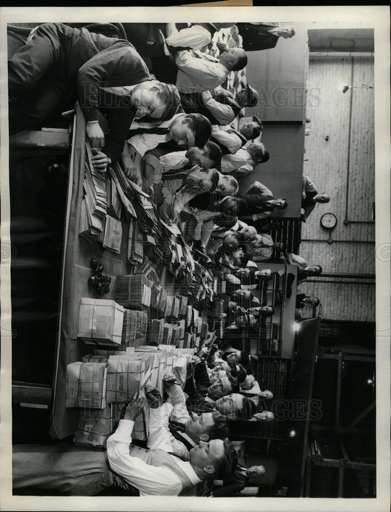 1936 Press Photo Chicago Post Office/War Bonus Bonds - Historic Images