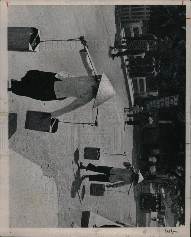 1968 Press Photo Women heavy baskets marketing limber - Historic Images