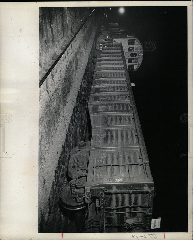 1969 Press Photo Shuttle engine attaching train carry - Historic Images