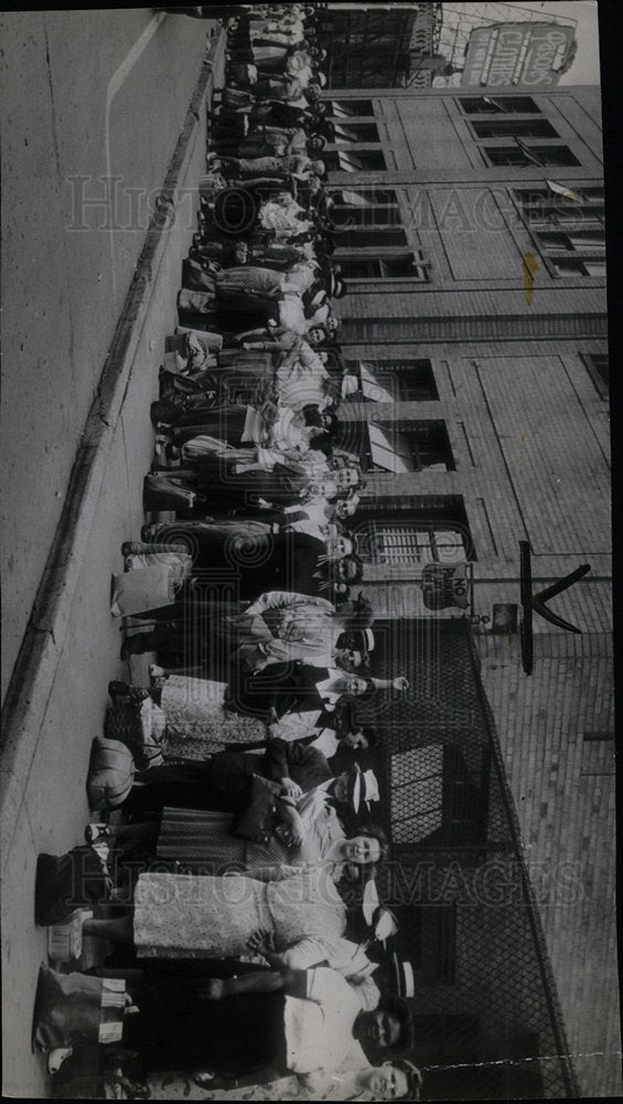 1947 Press Photo Detroiters Invade Canadian Food Market - Historic Images