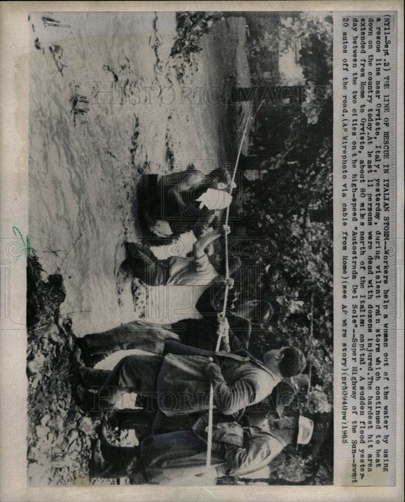 1968 Press Photo Orviete Italy Water Rescue strom Line - Historic Images