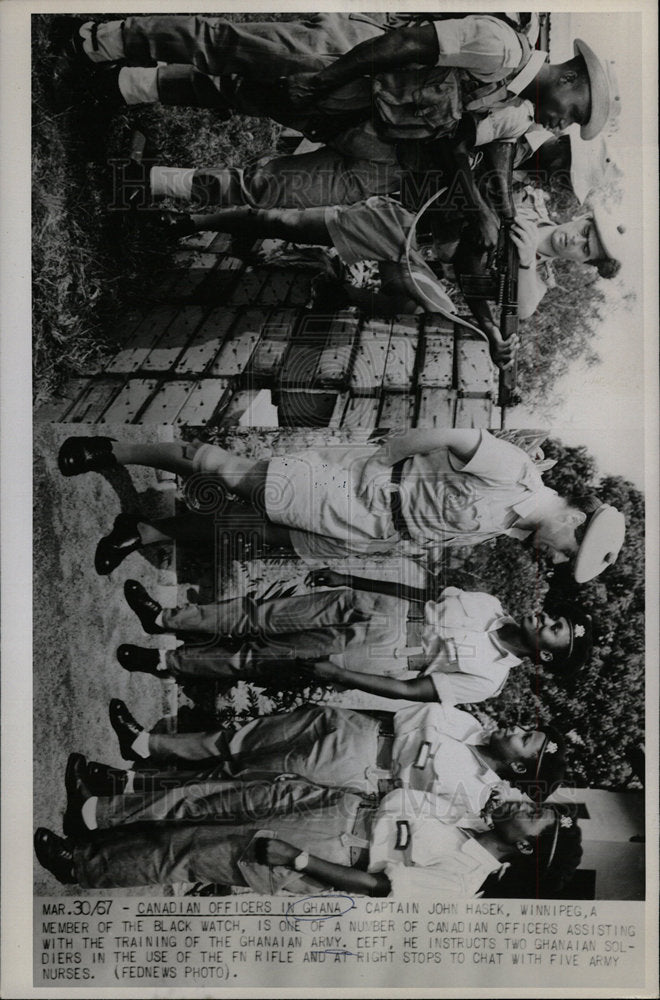 1967 Press Photo Capt.John Hasek Instructs Ghana Army. - Historic Images