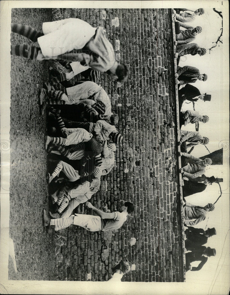 1933 Press Photo Etonians Annual Wall Gam English Boy - Historic Images