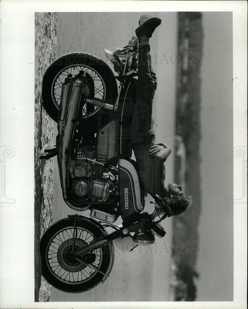 1981 Press Photo Bellair Beach Causeway Jay Wagner Sun - Historic Images