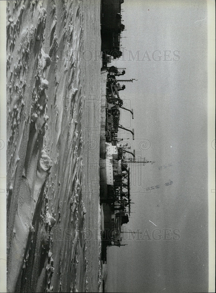 1982 Press Photo Shipbarges frozen harbor Tuktoyaktuk - Historic Images