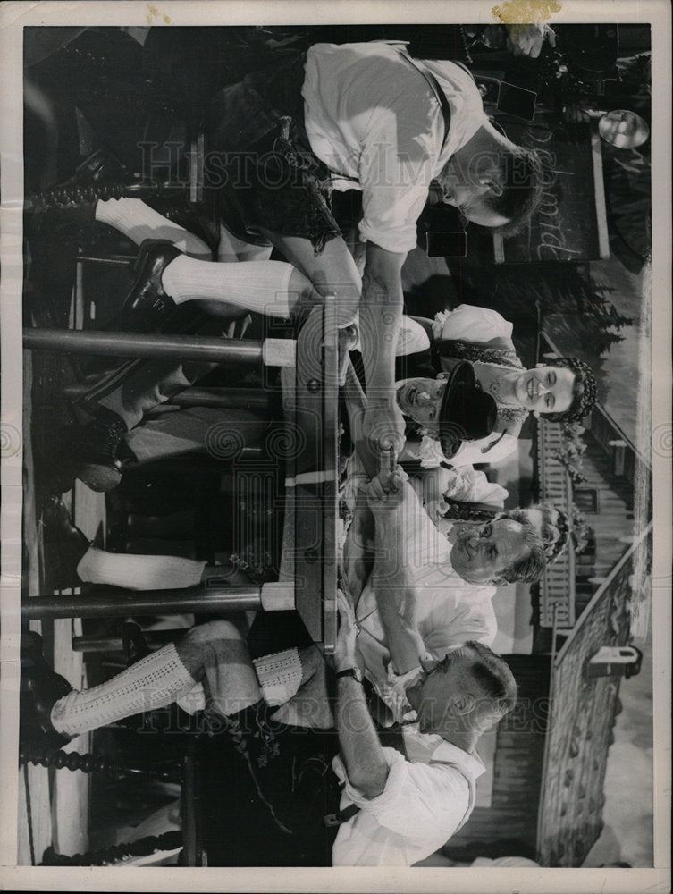 1953 Press Photo Bavarian finger Wrestling Germany - Historic Images