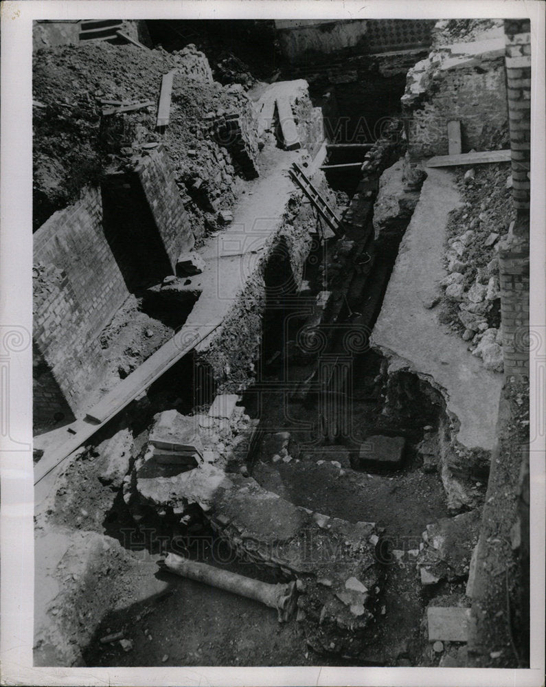 1954 Press Photo Roman Ruins Bomb Crater London England - Historic Images