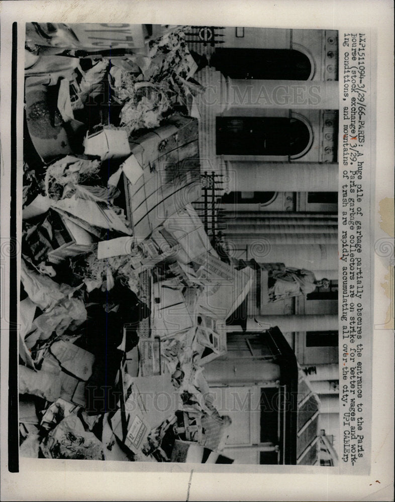 1966 Press Photo Paris Bourse Paris Garbage Collecters - Historic Images