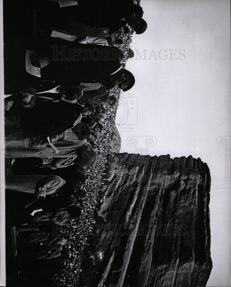 Press Photo A Crowd With Bowed Heads Outside - Historic Images