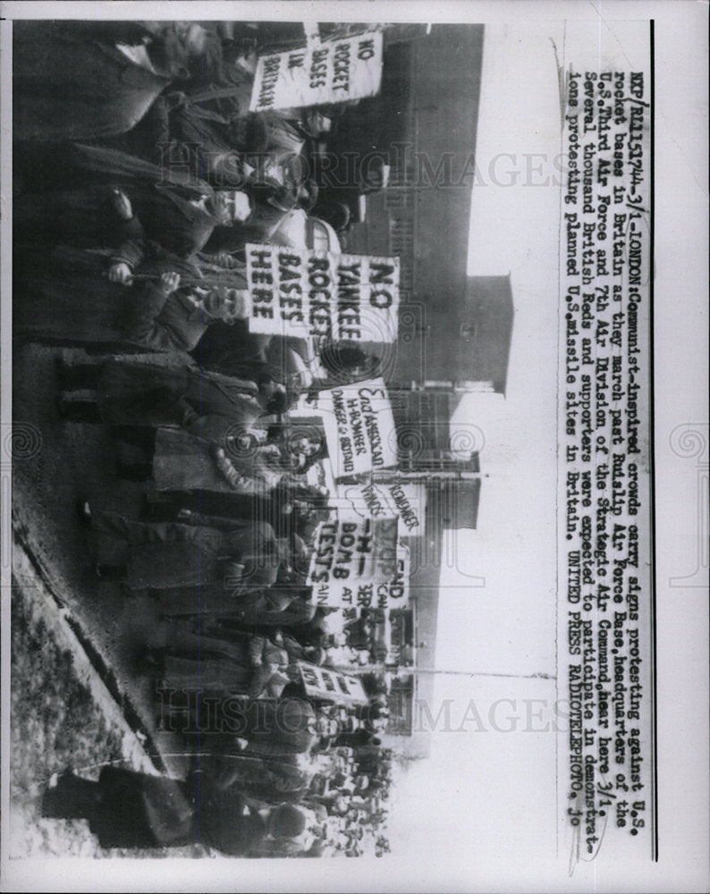 1958 Press Photo Communist crowd protesting Ruislip US - Historic Images