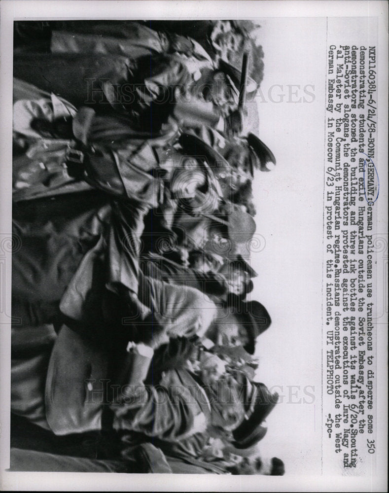 1958 Press Photo German policeman strike truncheons use - Historic Images