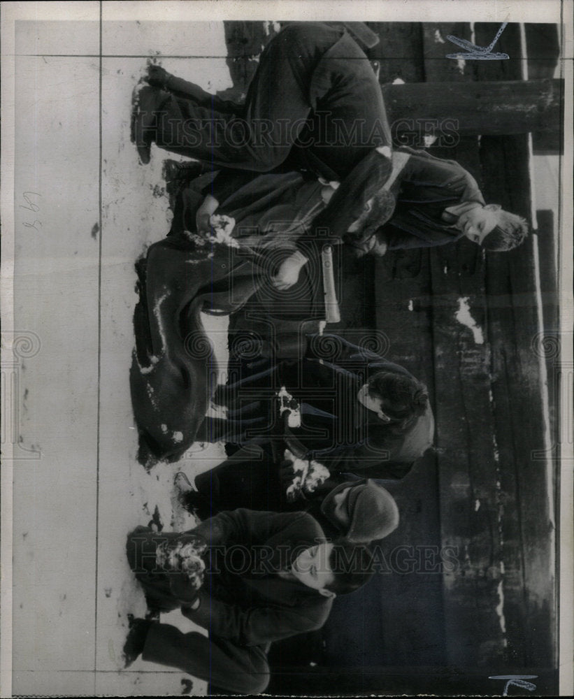 1947 Press Photo London Youngsters salvage coal - Historic Images