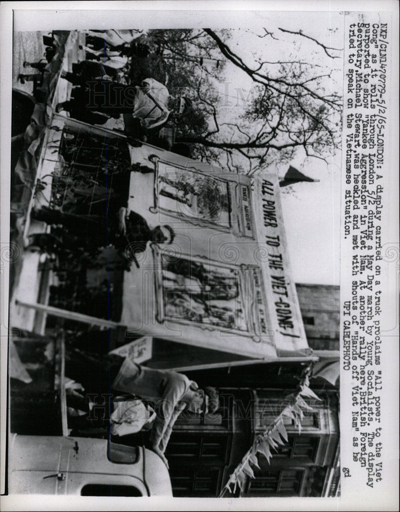 1965 Press Photo Viet Cong May Day march London Truck - Historic Images