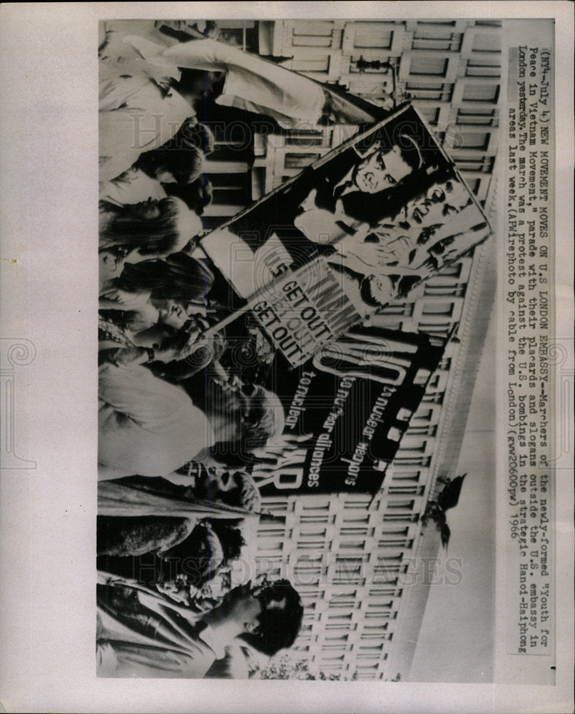 1966 Press Photo Vietnam Peace Movement Marchers parade - Historic Images