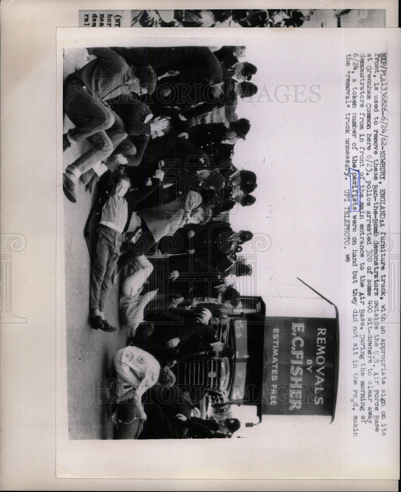 1962 Press Photo A group of pacifist demonstrators bloc - Historic Images