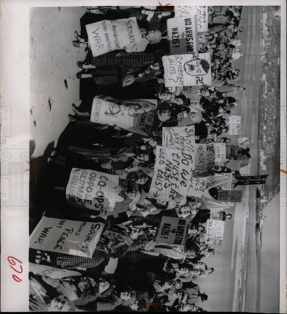 1984 Press Photo Protesters Scarborough England Labor - Historic Images