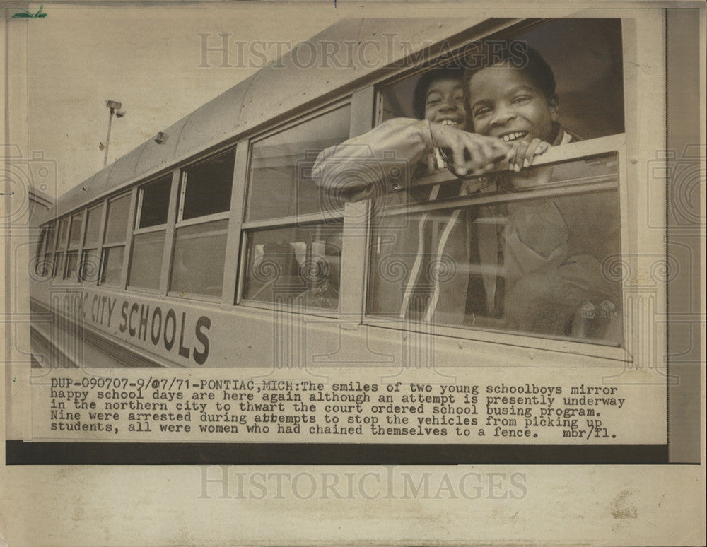 1971 Press Photo Young School Boys School Bus Mirror - Historic Images