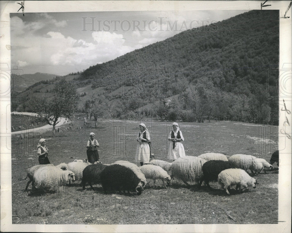 1946 Press Photo national costumes Iablanica Dalmatia - Historic Images