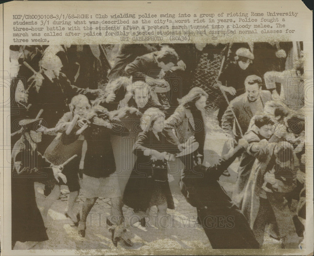 1968 Press Photo Club wielding police Rome University - Historic Images