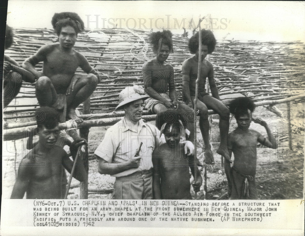 1942 Press Photo U.S.Chaplain and &#39;Pals&#39; in New Guinea. - Historic Images