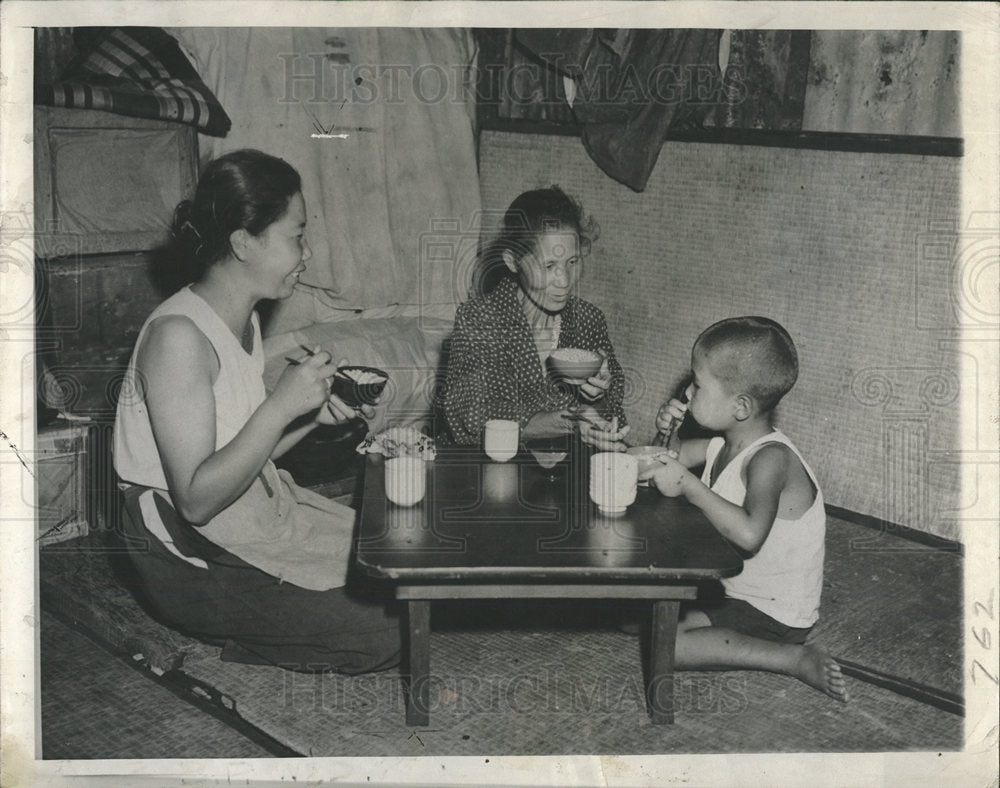 1945 Press Photo Tokyo Mealtime Population - Historic Images