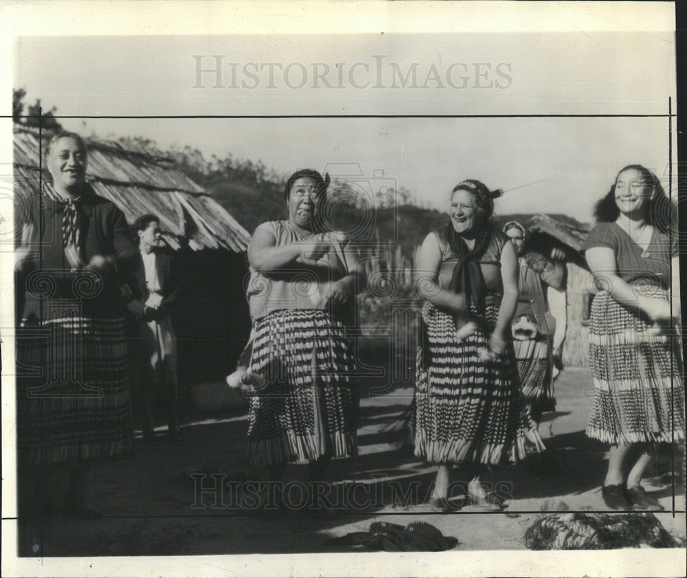 1943 Press Photo New Zealand Village People - Historic Images