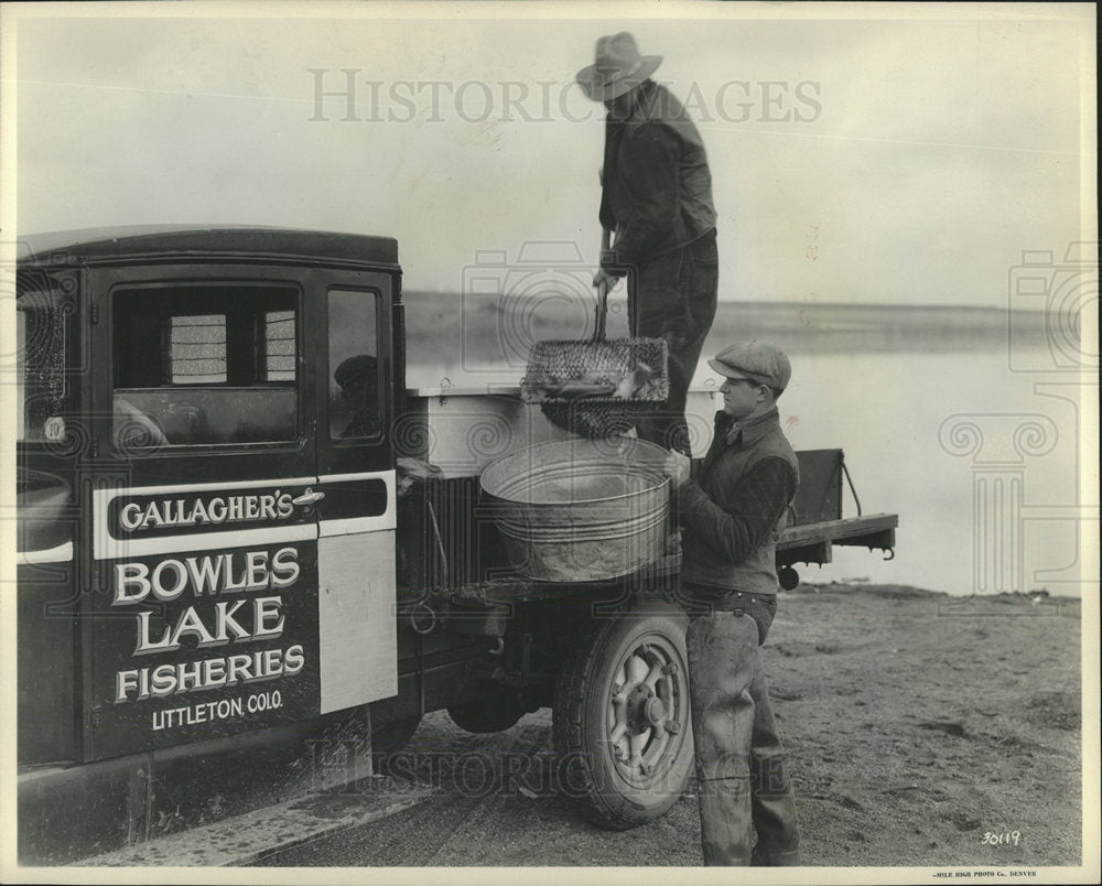 1934 Press Photo Gallagher&#39;s Bowles Lake Fisheries men - Historic Images