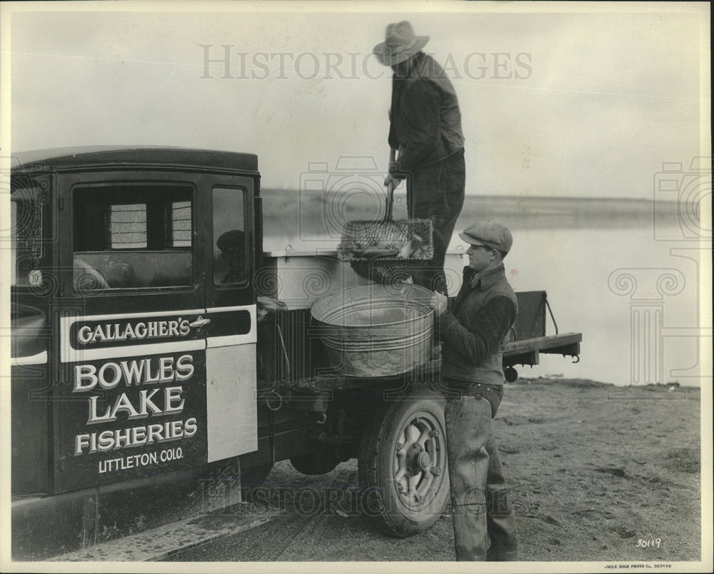 1934 Press Photo Gallagher's Bowles Lake Fisheries men - Historic Images