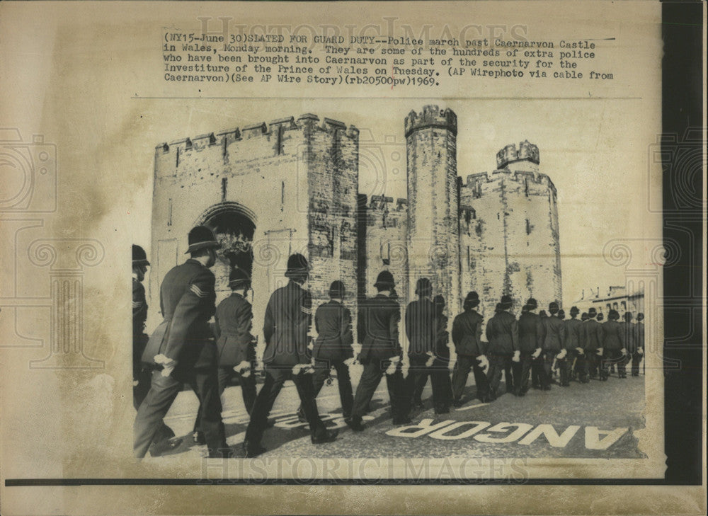 1969 Press Photo Police march Caernarvon Castle Whales - Historic Images