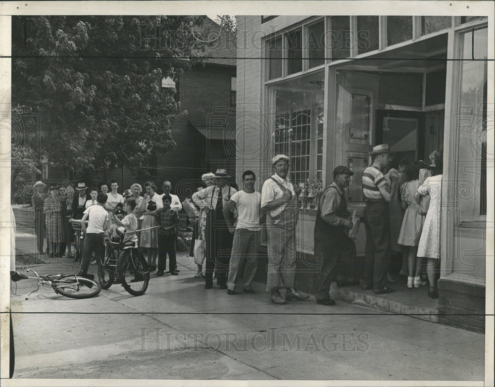 1946 Press Photo North Denver Bakery Bread Buyers Mich - Historic Images