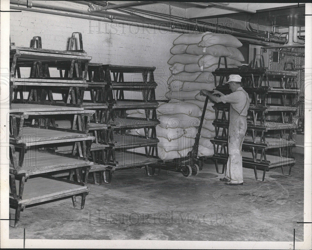 1946 Press Photo Bread shortage Bakery today - Historic Images