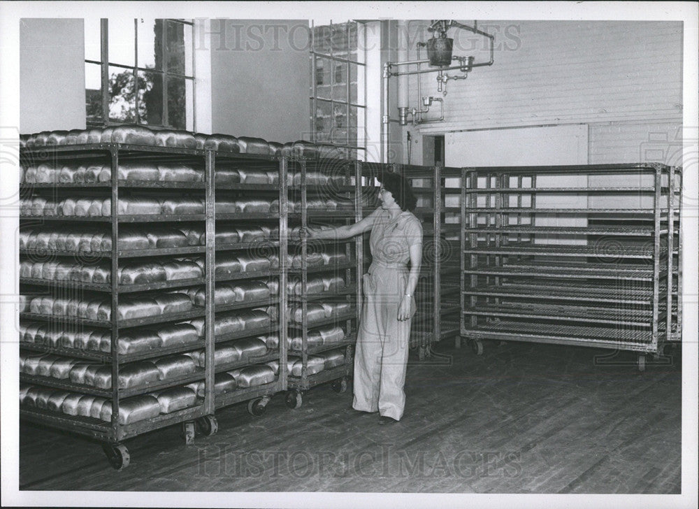 1949 Press Photo Lady arranging bread Shelf Uniform - Historic Images