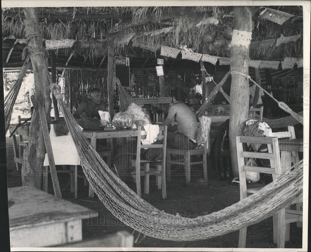 1971 Press Photo Thatch-Roofed Tropical Waystaiton - Historic Images