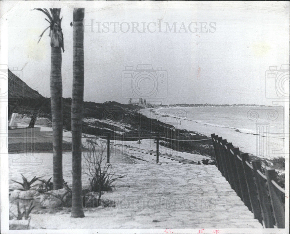 1974Press Photo Cancun Resort has a 1.5 mile sand beach - Historic Images