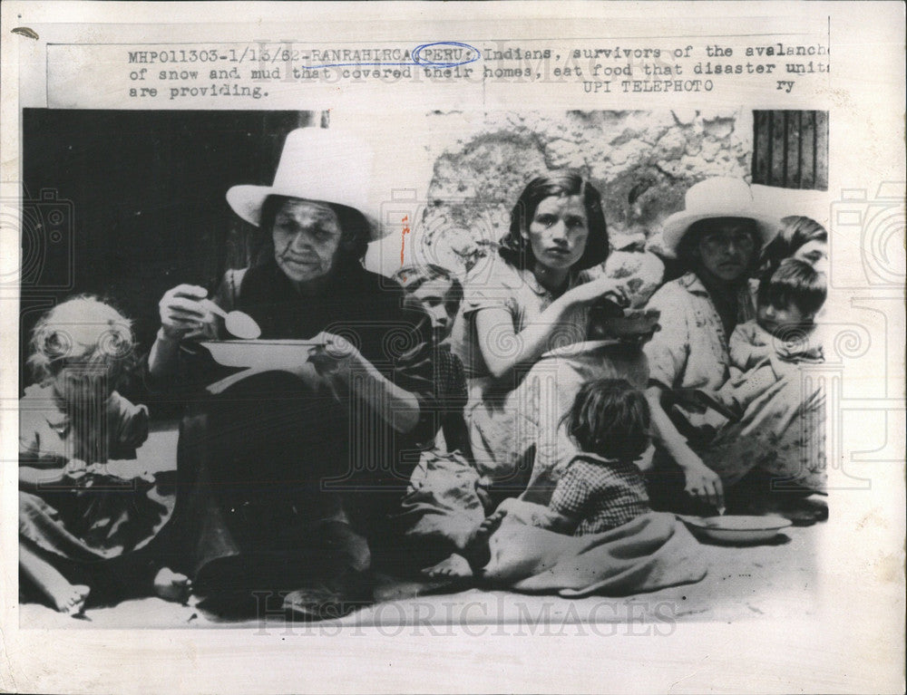 1962 Press Photo Indians survivors snow homes food - Historic Images