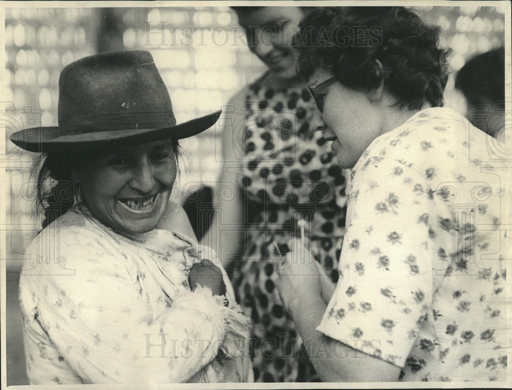 1964 Press Photo Indian Woman Receives Small Pox Serum - Historic Images