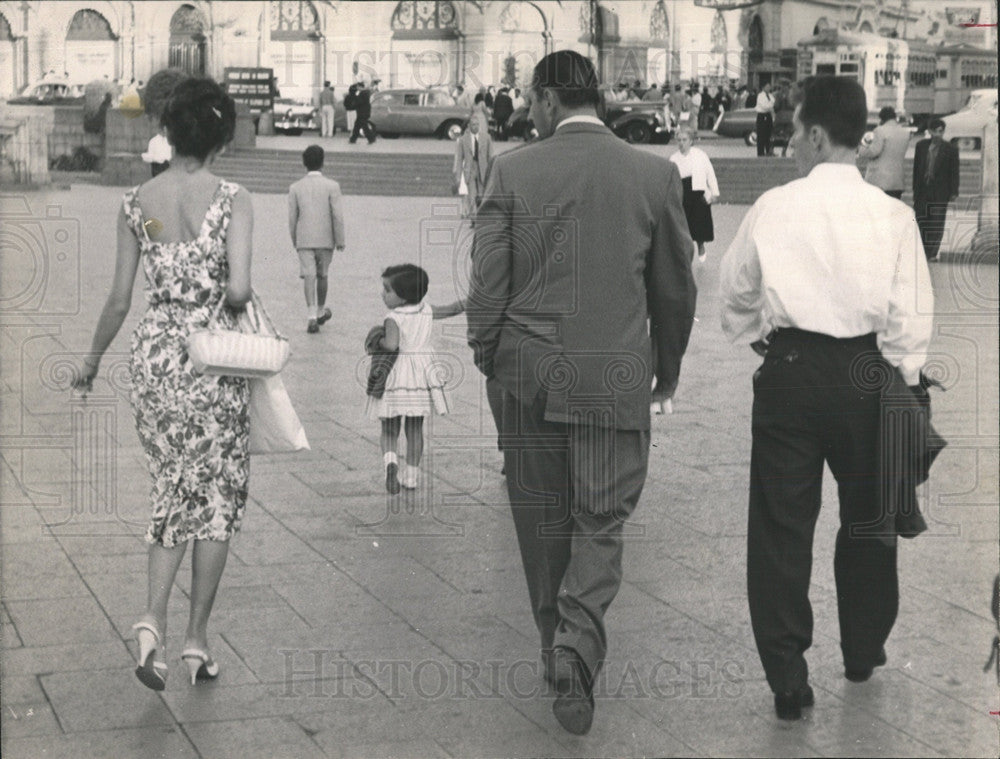 1964 Press Photo Latin American Women constant Pinch - Historic Images