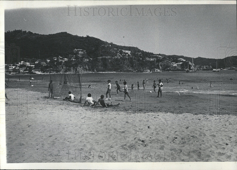 1980 Press Photo Zihuatanejo Beach Town Mexico Ground - Historic Images